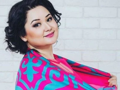 «Сізді анам жақсы көреді»: алматылық жанкүйер Роза Әлқожаға пәтер сыйлады