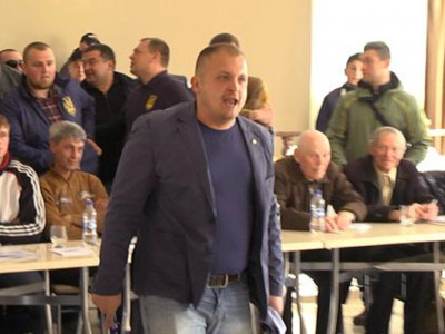Украинада қала мэрінің бір өзі қаруланған сепаратистерді жиналыстан қуып шықты (ВИДЕО)