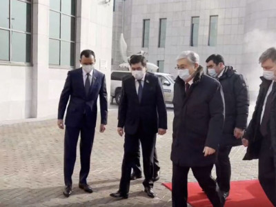 «Сырт киім кимедіңдер ме?»:  Ерлан Қошанов Президентті даладан күтіп алды (ВИДЕО)