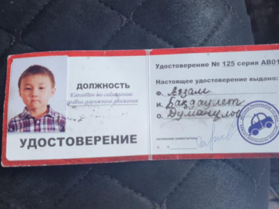 Тасжолдың жабылатынын ескерткен бала полицей Қазнетті тәнті етті (ВИДЕО)