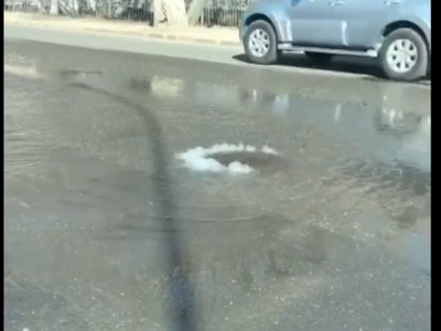 Павлодардағы көшенің қақ ортасында субұрқақ пайда болды (ВИДЕО)