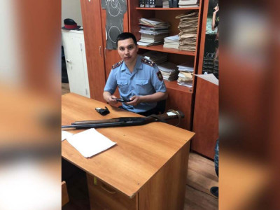 Қаруланған азаматтар қару-жарақтарын тапсырып жатыр