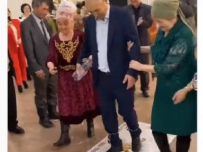 «Памперсін ауыстырсаңдаршы...»: 70 жастағы қарияның тұсауы кесілді (ВИДЕО)