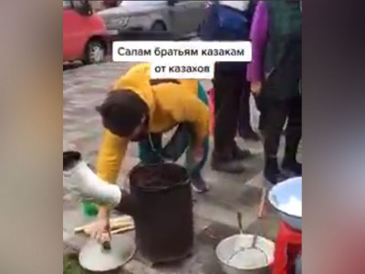 «Казактарға қазақтардан сәлем!»: отандастармыз украиндарға тамақ пісіріп жүр (ВИДЕО)