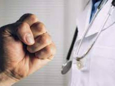 «Мүлдем кешірмеймін!» – Қарағандыда пациент дәрігерге қол жұмсады (ВИДЕО)
