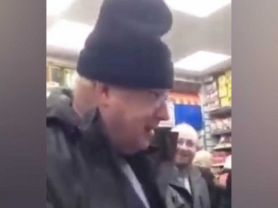 «Бізде көрдің бе, сондайды?»: Ұлыбритания Премьер-министрі велосипедпен дүкендерді аралады (ВИДЕО)