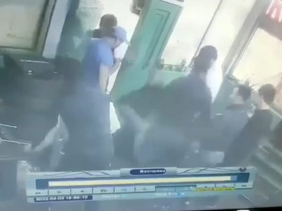 Алматыда бір топ адам екі жігітті аяусыз соққыға жықты (ВИДЕО)