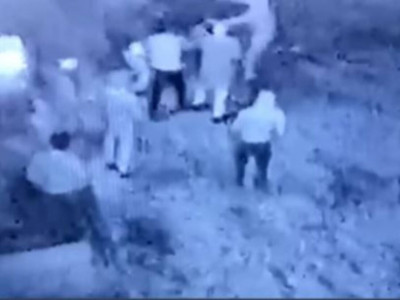 «Басына секірді»: ағайынды үш жігіттің анасы жанайқайын жеткізді (ВИДЕО)