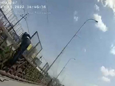 Шымкентте ер адам көпірден секірмек болған (ВИДЕО)