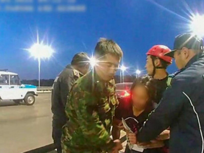Полиция қызметкерлері көпірден секірмекші болған қызды құтқарып қалды
