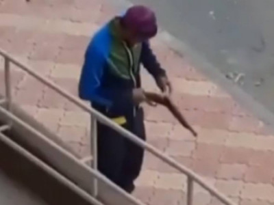 Аулада аңшы мылтығымен жүрген ер адам тұрғындардың зәресін алды (ВИДЕО)