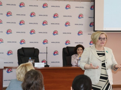 Мәжіліс депутаттары ШҚО-дағы дәрігерлерді референдумға қатысуға шақырды