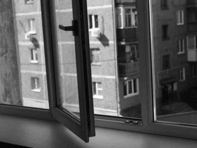 Павлодарда 84 жастағы қария көпқабатты үйден құлап кетті