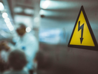 Павлодарда вагон үстіне шығып селфи жасамақ болған қыз токқа түсті