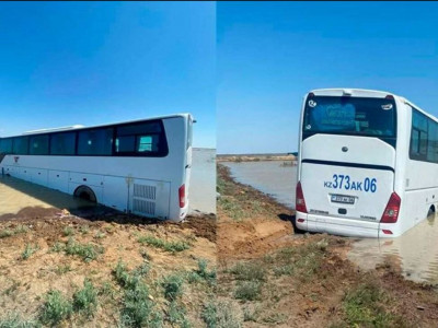 Атырау облысында жолаушылар автобусы жолдан шығып кетті