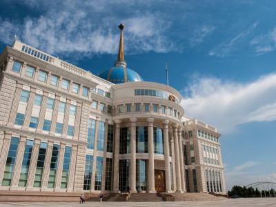 Президент «Қазақстанның еңбек сіңірген қайраткері» атағын беру туралы Жарлыққа қол қойды