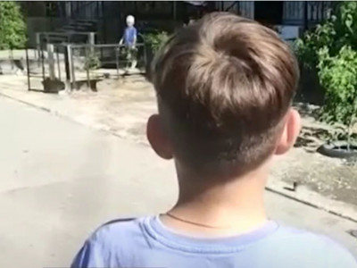 Ақтаулық жалаңаш ер адам пәтеріне 3 баланы күштеп кіргізіп, балтамен қорқытқан (ВИДЕО)