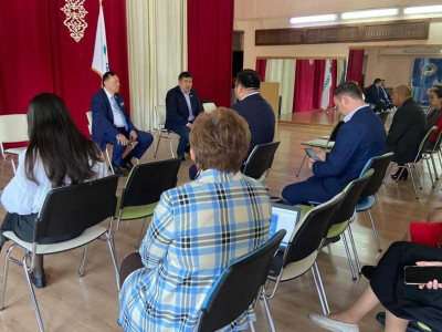 Депутат Елнұр Бейсенбаев Алматы қаласының ұстаздары және оқушыларымен кездесті