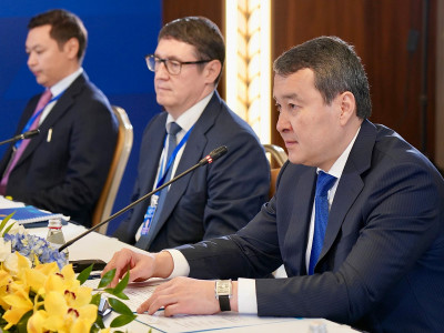 Үкімет басшысы J.P. Morgan және TotalEnergies басшыларымен кездесті