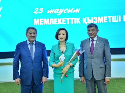 Үздік мемлекеттік қызметшілер марапатталды