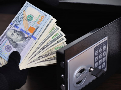 Елордада бала күтуші үй иесінің 3 мың доллар ақшасын ұрлап кетті