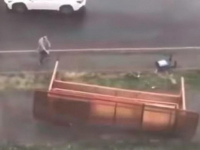  «Кінәлілер анықталады»: Өскеменде екі баланың үстіне аялдама құлады