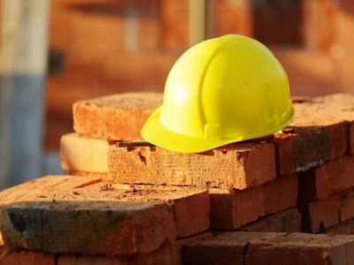 Басына кірпіш құлаған зауыт жұмысшысы қайтыс болды