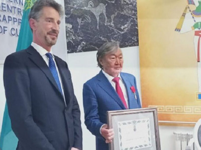 Франция елшісі Олжас Сүлейменовке орден табыс етті
