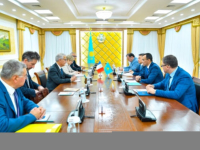 Мәулен Әшімбаев Франция сенаторларымен кездесті