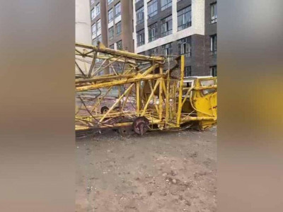 Нұр-Сұлтанда қатты желден кран құлады