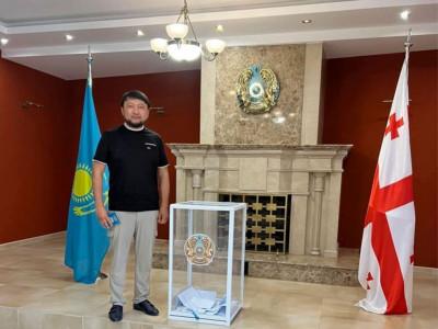 «Азанмен әтірленіп, кофелендім»: Мұхамеджан Тазабек референдумға жыр арнады