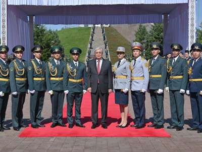 Тоқаев жоғары әскери оқу орнының түлектеріне офицер погонын табыстады
