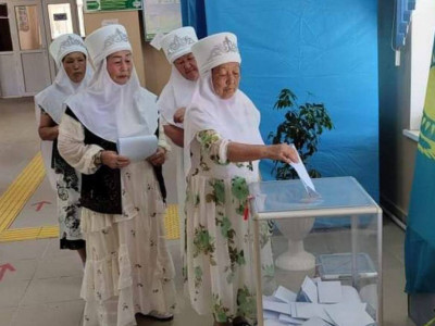 Мақтааралда әжелер референдумға ұлттық киіммен келіп, шашу шашты