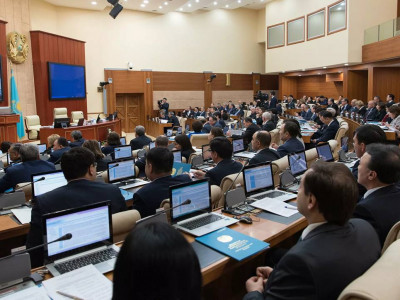 Сенат және Мәжіліс депутаттары каникулға кетті