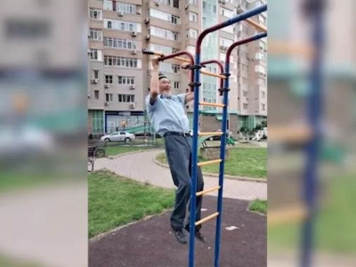 Қимылы ширақ қария турникке тартылып, көпшілікті таңғалдырды (ВИДЕО)