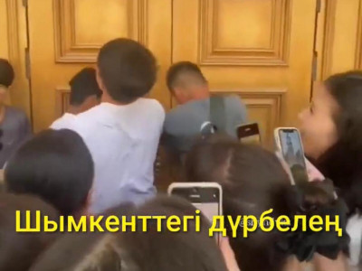 Шымкенттіктер тегін концерт көру үшін есікті бұзып кірді (ВИДЕО)