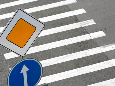 Ақтауда жол белгісін салып жүрген жұмысшыны көлік қағып кетті