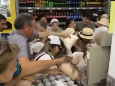 Ақтауда адамдар қантқа таласты (ВИДЕО)