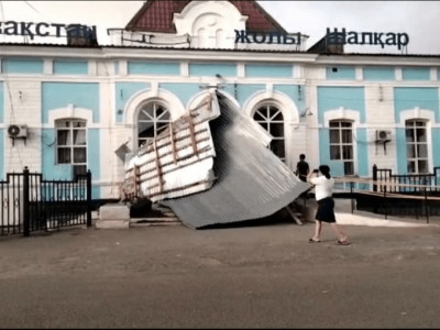 Ақтөбеде қатты желден бірнеше ғимараттың шатыры ұшты