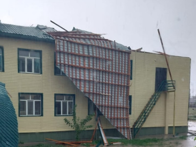 Атырауда қатты жел мектеп шатырын ұшырып әкетті