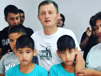 Павлодарда балықшы суға батып бара жатқан үш баланы құтқарып қалды