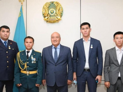 Әжейді өрттен аман алып шыққан полицейді әкім марапаттады