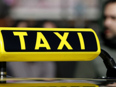 Такси жүргізушісі шетел азаматынан 45 мың теңге алған