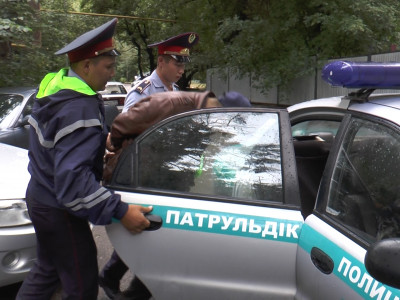 Полицейді балағаттап, TikTok-қа түсірген адам жазаланды (ВИДЕО)