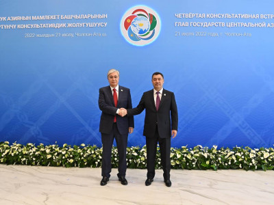 Қасым-Жомарт Тоқаев пен Садыр Жапаровтың қол алысу рәсімі өтті