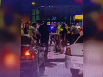 Алматы әуежайында полицейді соққыға жықпақ болған үш адам ұсталды