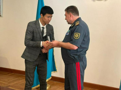 Министр терезеден құлай жаздаған сәбиді құтқарған Есдәулет Дәуітбековті марапаттады