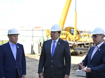 Мәжіліс депутаттары Ақтөбедегі көпқабатты үйлердің құрылысымен танысты