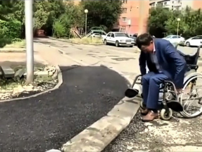 Талдықорған әкімі мүгедектер арбасына отырып, өзге әкімдерге үлгі көрсетті (ВИДЕО)