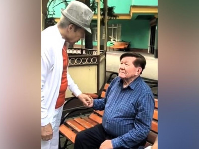 Нұрғали Нүсіпжанов Мұхтар Шахановты марапатымен құттықтады (ВИДЕО)